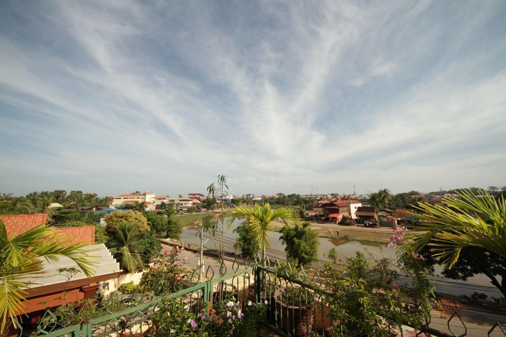Siem Reap Riverside Hotel Buitenkant foto